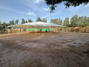 אוהל פתוח לבן וגדול להשכרה