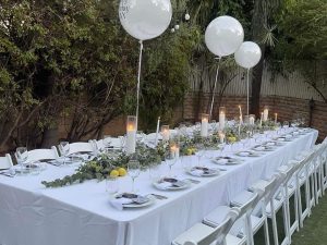 השכרת שולחנות וכיסאות לבנים לאירועי יום הולדת וערבי חברה - אינגו