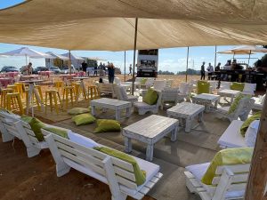 הפקת אירועים בשטח חולי וחוף הים - פתרונות הצללה והשכרת מקומות ישיבה מבית אינגו