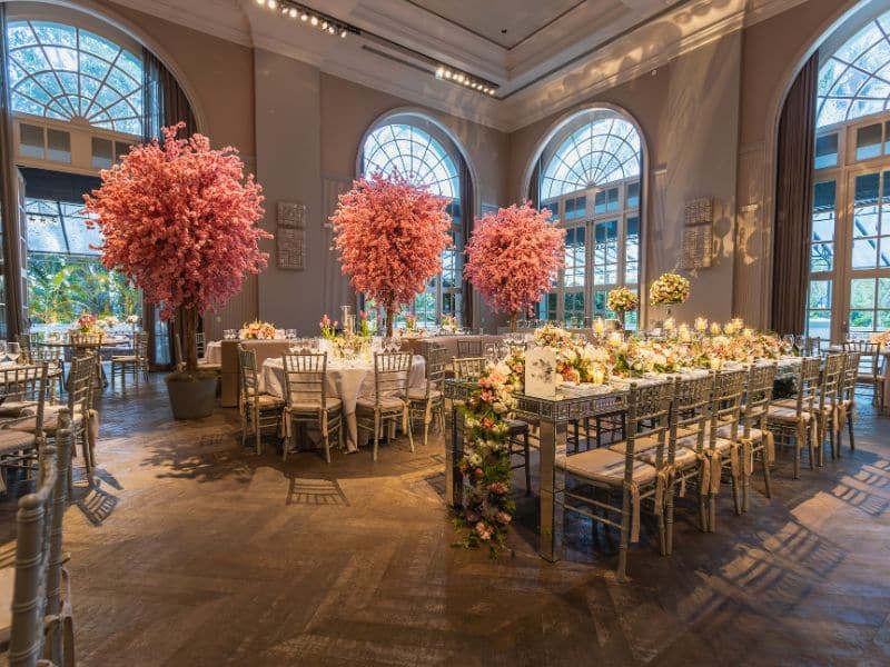 שולחנות באולם אירועים