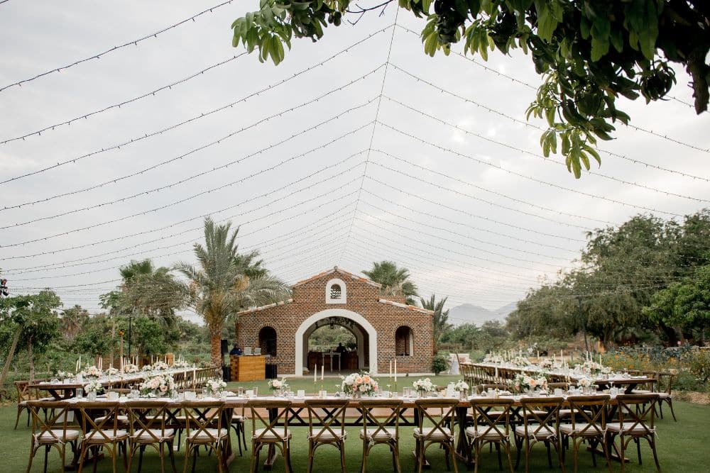 כסאות ושולחנות באירוע