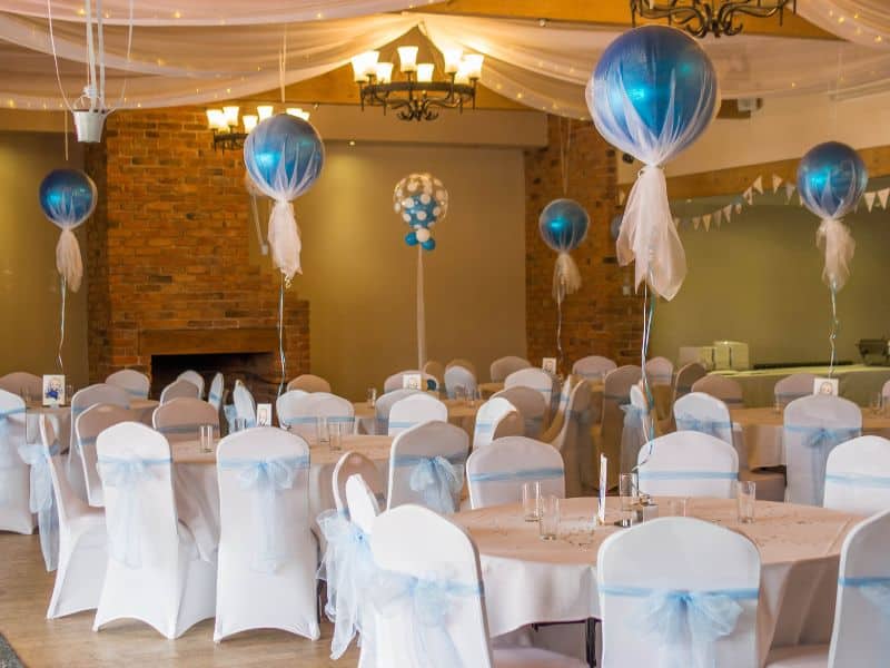 שולחנות וכיסאות במסיבת יום הולדת