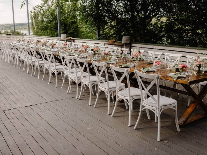 כסאות ושולחנות באירוע