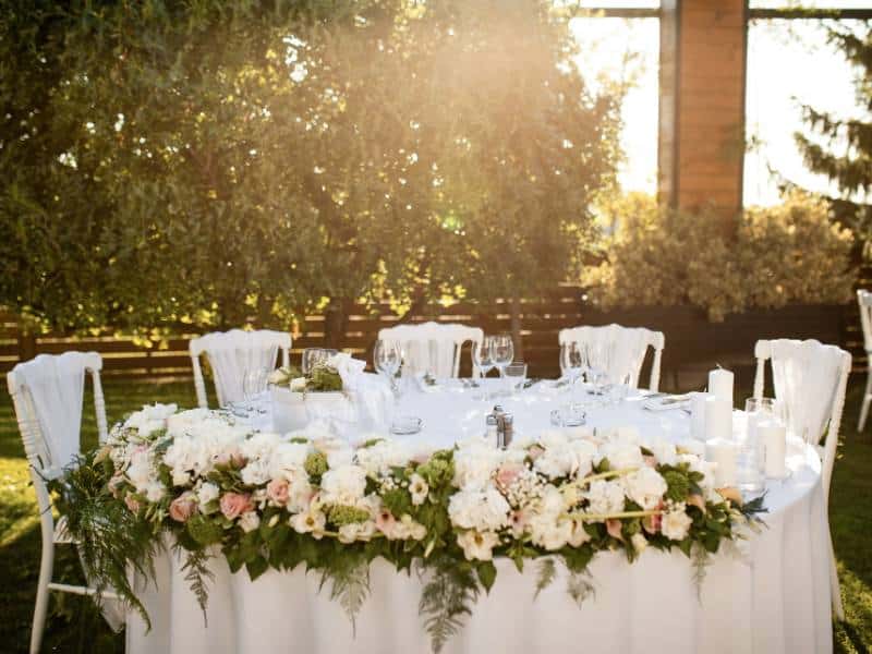 שולחן באירוע קונספט לבן