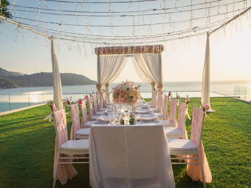 שולחן וכסאות באירוע בחוף הים